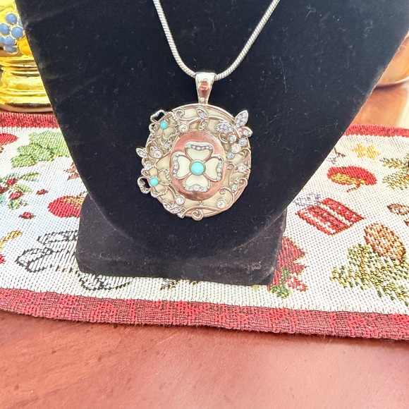 Elegant Silver Pendant Necklace - Picture 4 of 4